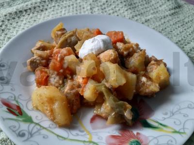 Daržovių ir mėsos troškinys. pagrindine nuotrauka