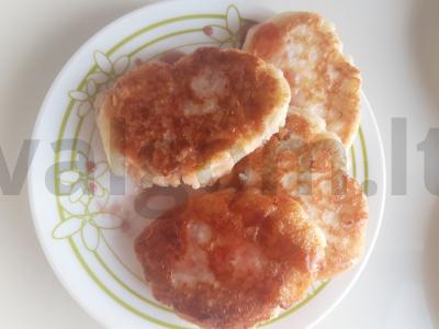 Vaniliniai sūrio pyragėliai su vyšnių sirupu pagrindine nuotrauka