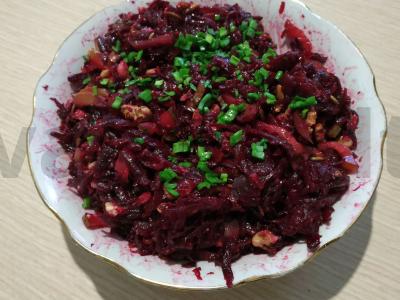 Burokėlių salotos su graikiniais riešutais pagrindine nuotrauka