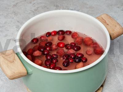 Spanguolių ir šaldytų braškių kompotas Žingsnis 1