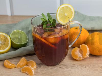Citrusinių vaisių karštas vynas pagrindine nuotrauka