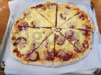 Naminė pepperoni pica pagrindine nuotrauka
