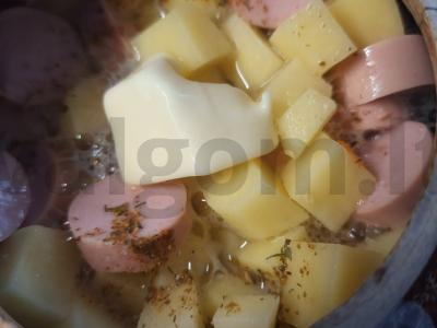 Bulvės su dešrelėmis puode Žingsnis 4