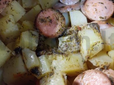 Bulvės su dešrelėmis puode pagrindine nuotrauka