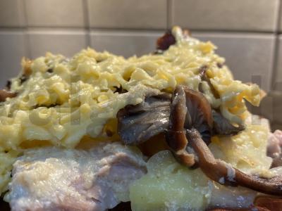 Orkaitėje kepta mėsa su bulvėmis ir grybais pagrindine nuotrauka