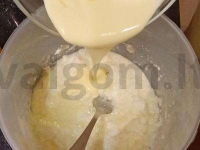 Varškės pyragėliai su uogiene Žingsnis 2