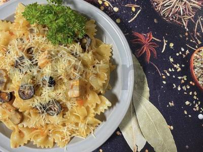 Farfalle su vištiena ir grybais pagrindine nuotrauka