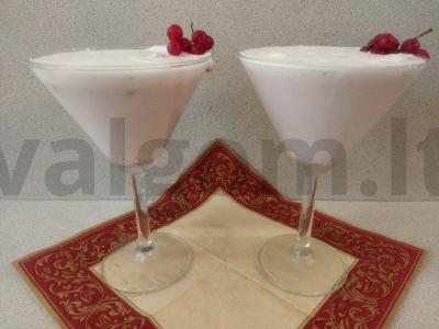 Pieno kokteilis su uogomis ir alkoholiu pagrindine nuotrauka