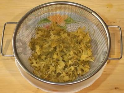 Salotos su vištienos kepenėlėmis ir marinuotais agurkais Žingsnis 1