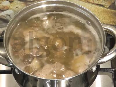 Salotos su vištienos kepenėlėmis ir marinuotais agurkais Žingsnis 2