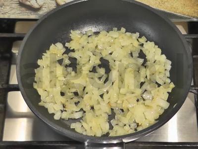 Salotos su vištienos kepenėlėmis ir marinuotais agurkais Žingsnis 3