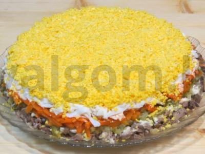 Salotos su vištienos kepenėlėmis ir marinuotais agurkais pagrindine nuotrauka