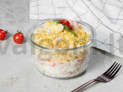 Šventinės salotos su vištiena ir ananasais pagrindine nuotrauka