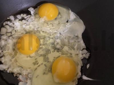 Kiaušinienė ir svogūnai. Žingsnis 2