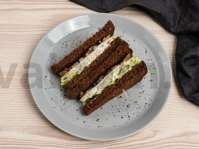 Ruginės duonos sumuštinis su karbonadu pagrindine nuotrauka