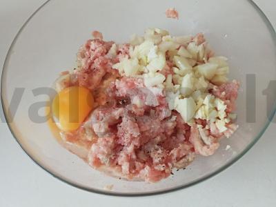 Mėsos kukuliai pomidorų padaže Žingsnis 1