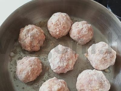 Mėsos kukuliai pomidorų padaže Žingsnis 3