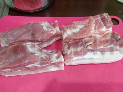 Šonkauliukas svogūnų lukštuose Žingsnis 1