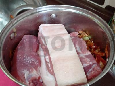 Šonkauliukas svogūnų lukštuose Žingsnis 2