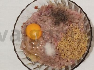 Skanūs kiaulienos ir jautienos kotletai su graikiniais riešutais Žingsnis 1