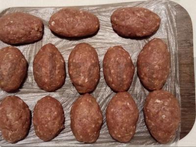 Skanūs kiaulienos ir jautienos kotletai su graikiniais riešutais Žingsnis 2