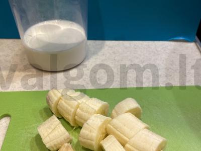 Pieno kokteilis su bananais, kiviais ir ledais Žingsnis 1