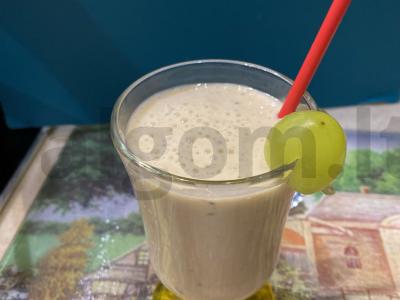 Pieno kokteilis su bananais, kiviais ir ledais pagrindine nuotrauka