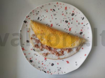 Oro omletas su rūkyta vištiena pagrindine nuotrauka