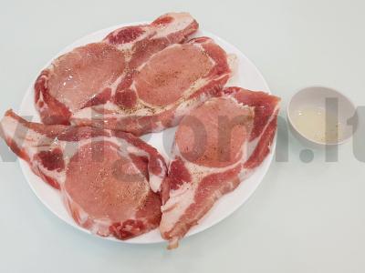 Sultingi kiaulienos kepsniai ant grilio keptuvės Žingsnis 1