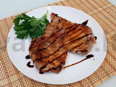 Sultingi kiaulienos kepsniai ant grilio keptuvės pagrindine nuotrauka