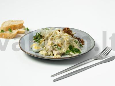 Salotos su vištiena ir suluguni pagrindine nuotrauka