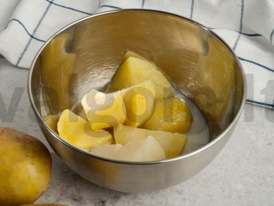 Bulvių košė su dešrelėmis ir svogūnais Žingsnis 1