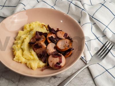 Bulvių košė su dešrelėmis ir svogūnais pagrindine nuotrauka