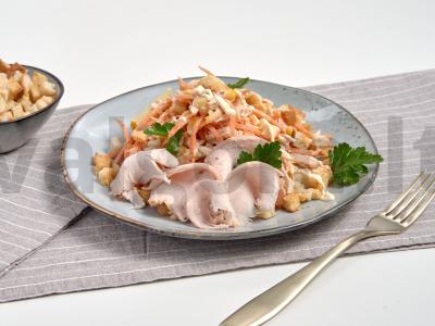 Salotos su kukurūzais ir naminiais skrebučiais pagrindine nuotrauka