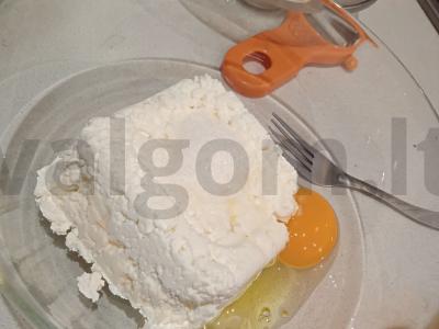 Sūrio pyragėliai su žemės riešutų pasta pusryčiams Žingsnis 1