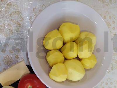 Bulvių apkepas su mėsa, pomidorais ir sūriu Žingsnis 1