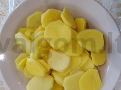 Bulvių apkepas su mėsa, pomidorais ir sūriu Žingsnis 2
