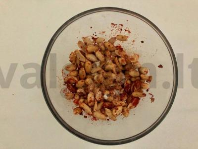 Kepti sparneliai su žemės riešutais ir prieskoniais Žingsnis 1