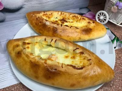 Hachapuri ajar su pienu pagrindine nuotrauka