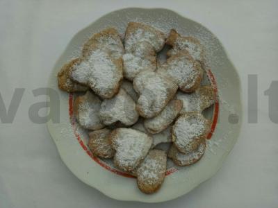 Smėlio sausainiai su graikiniais riešutais pagrindine nuotrauka