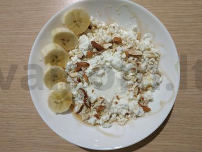 Varškės desertas pagrindine nuotrauka