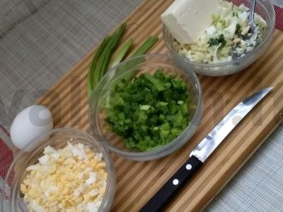 Kiaušinių ir svogūnų paplotėliai multicooker keptuvėje Žingsnis 1
