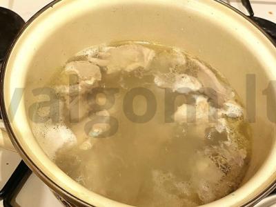 Vištienos sriuba su marinuotais agurkais Žingsnis 1