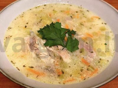 Vištienos sriuba su marinuotais agurkais pagrindine nuotrauka