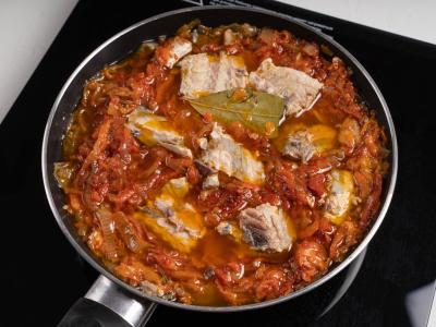 Žuvies salotos su pomidorų pasta žiemai Žingsnis 4