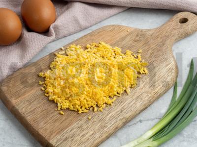 Įdaryti kiaušiniai su garstyčiomis, paprika, žaliaisiais svogūnais Žingsnis 1