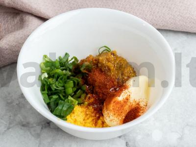 Įdaryti kiaušiniai su garstyčiomis, paprika, žaliaisiais svogūnais Žingsnis 2