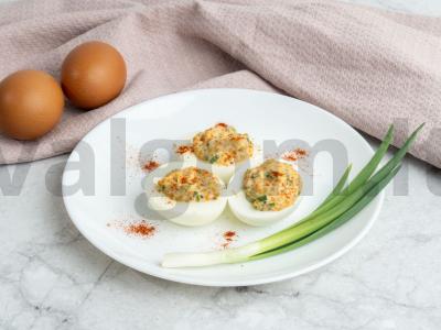 Įdaryti kiaušiniai su garstyčiomis, paprika, žaliaisiais svogūnais Žingsnis 4