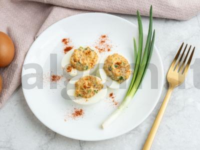 Įdaryti kiaušiniai su garstyčiomis, paprika, žaliaisiais svogūnais pagrindine nuotrauka