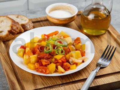 Pomidorų ir pipirų troškinys rankovėje pagrindine nuotrauka